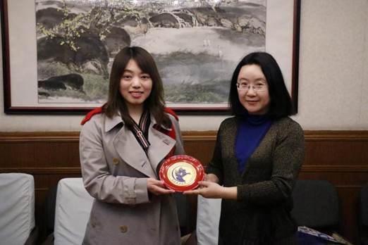 3赠送中财纪念品